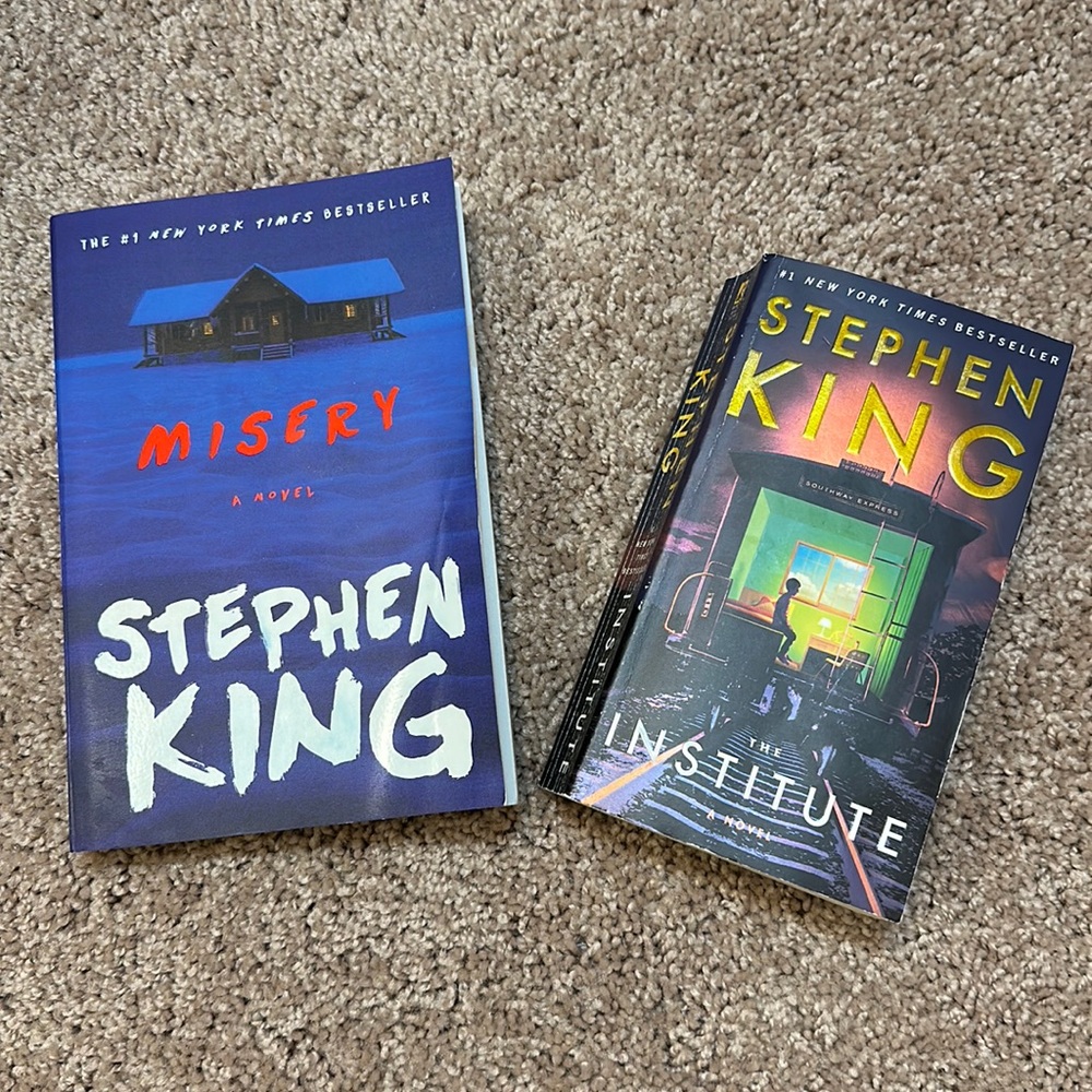 Lot of 2 Stephen King novels. Soft Back. Signs of wear on jackets. See photos.